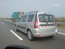 GALERIE FOTO: Logan MCV restilizat, surprins la probe pe autostrada