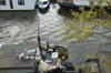 Catei jucandu-se pe houseboat
