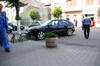 Un sofer a urcat cu masina pe trotuar