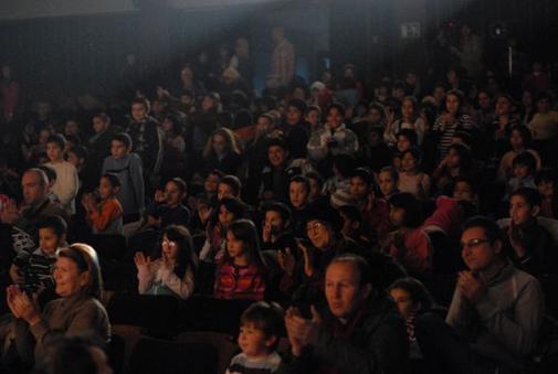 Romtelecom a dus la teatru 300 de copii