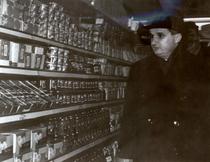 Nicolae Ceausescu, vizitand noul magazin de autoservire din cartierul Bucureti - cota arhivistica 49/1965