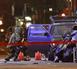Un genist inspecteaza vehiculul suspect