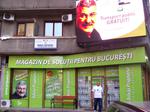 Magazinul lui Prigoana si afisele cu Udrea batand-ul cu pliciul