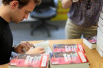 Joël Dicker dand autografe pentru cititorii HotNews