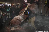 Statuia lui Lenin, doborata si distrusa cu barosul de protestatari