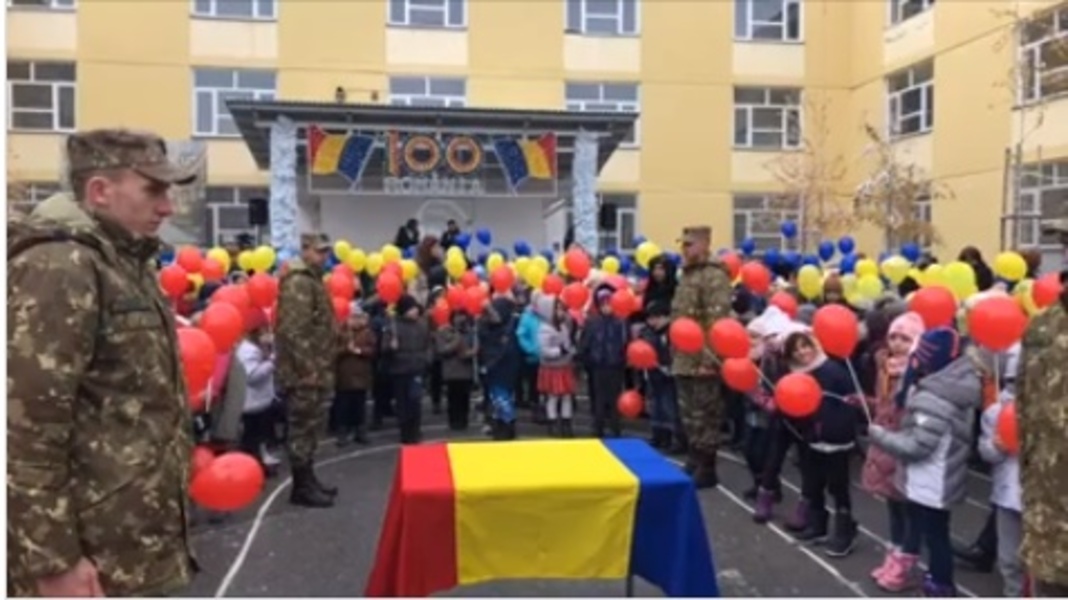 VIDEO Militarii, în vizită la o școală din Pitești, după ce un clip cu sute de elevi cântând "Treceți, batalioane române, Carpații" a devenit viral