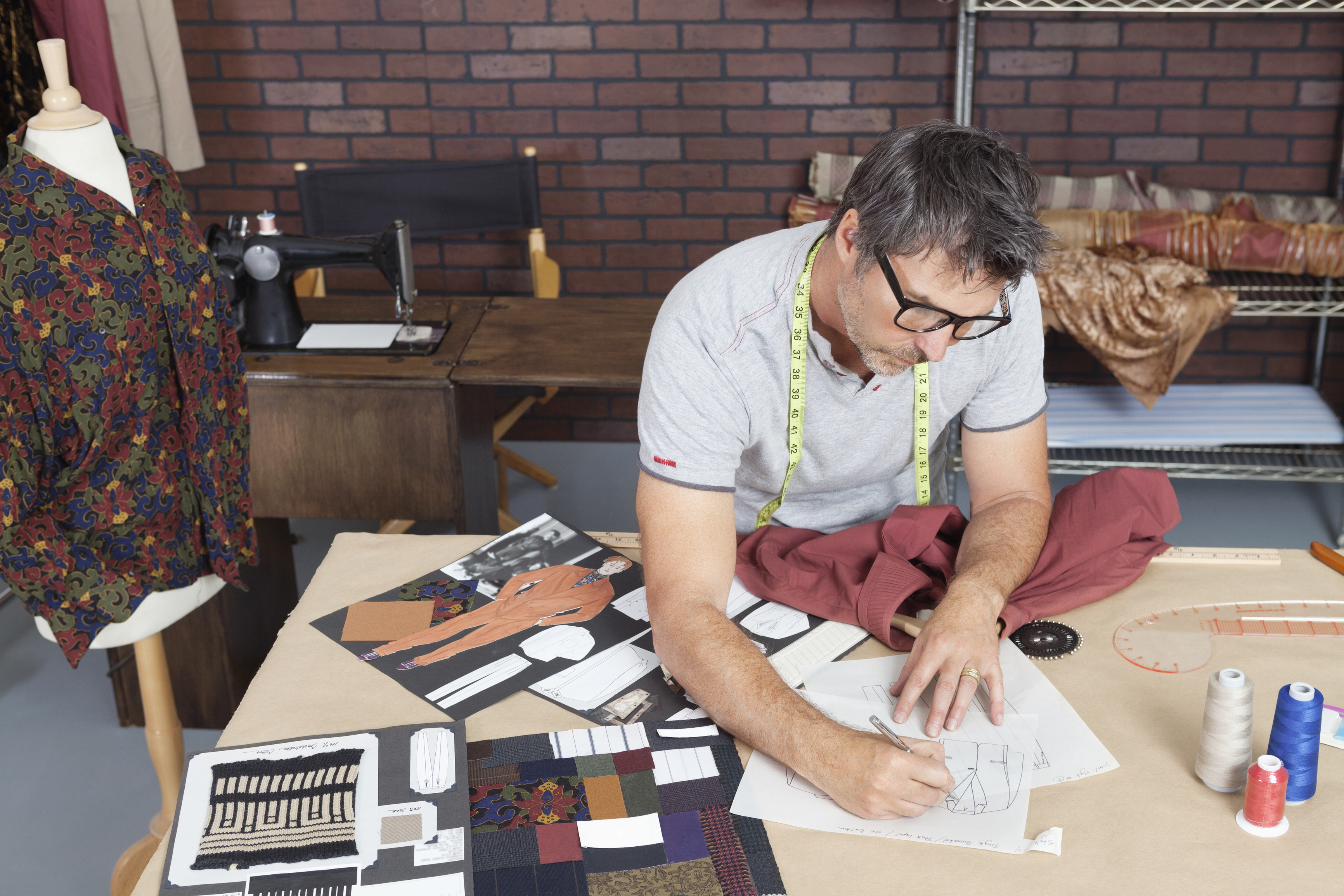 Художник по костюмам. Дизайнер модельер. Дизайнер за работой рисунок. Дизайнер одежды. Кто такой художник модельер.