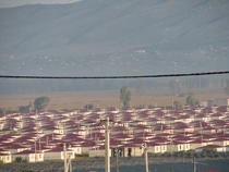 Campuri intregi cu locuinte pentru refugiati, de-a lungul autostrazii Tbilisi-Gori