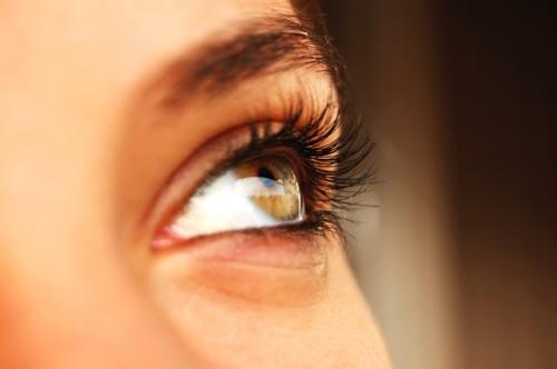 albe roșii ale ochilor care afectează vederea)