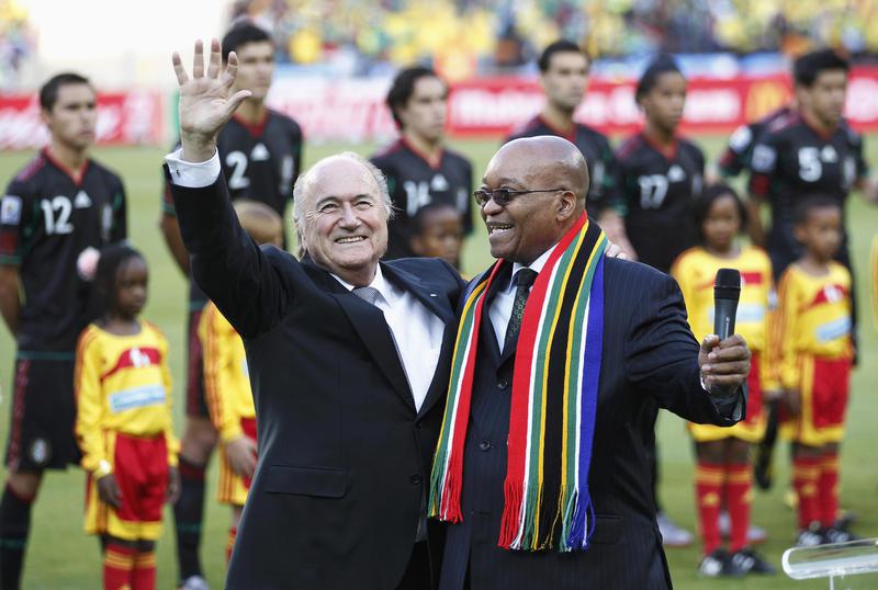Sepp Blatter (stanga), alaturi de presedintele Africii de Sud, Jacob Zuma