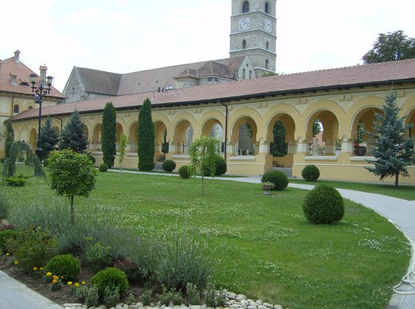 Curte interioara biserica Alba Iulia