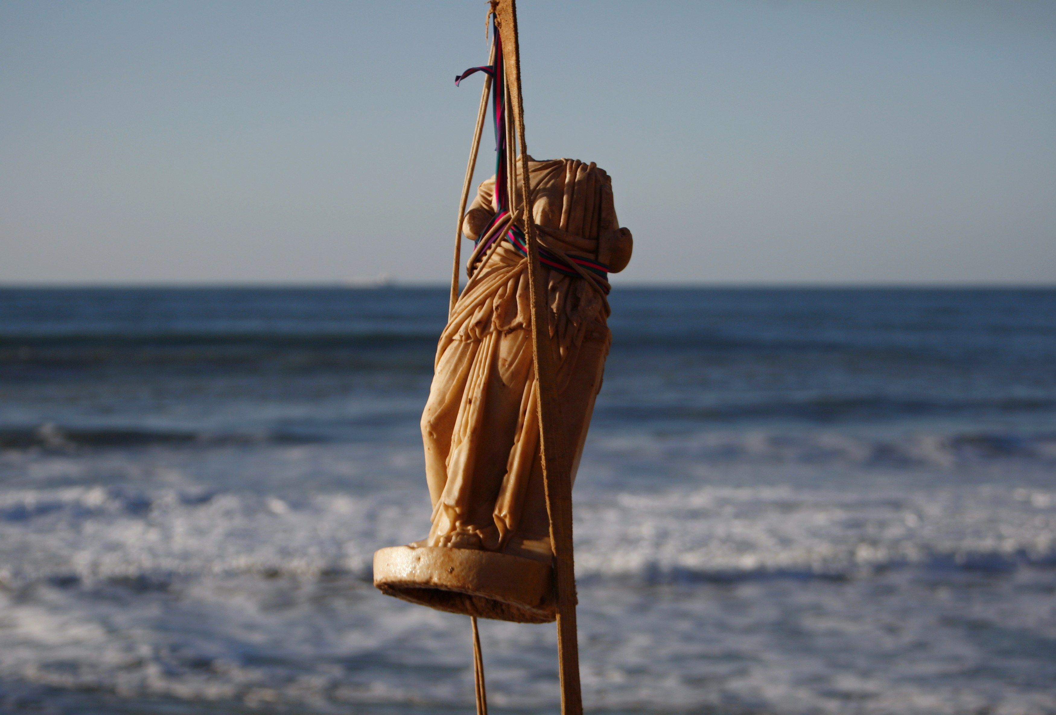 Give sea. Ашкелон скульптуры. Buried Statues. Игрушки в море около Ашкелона.