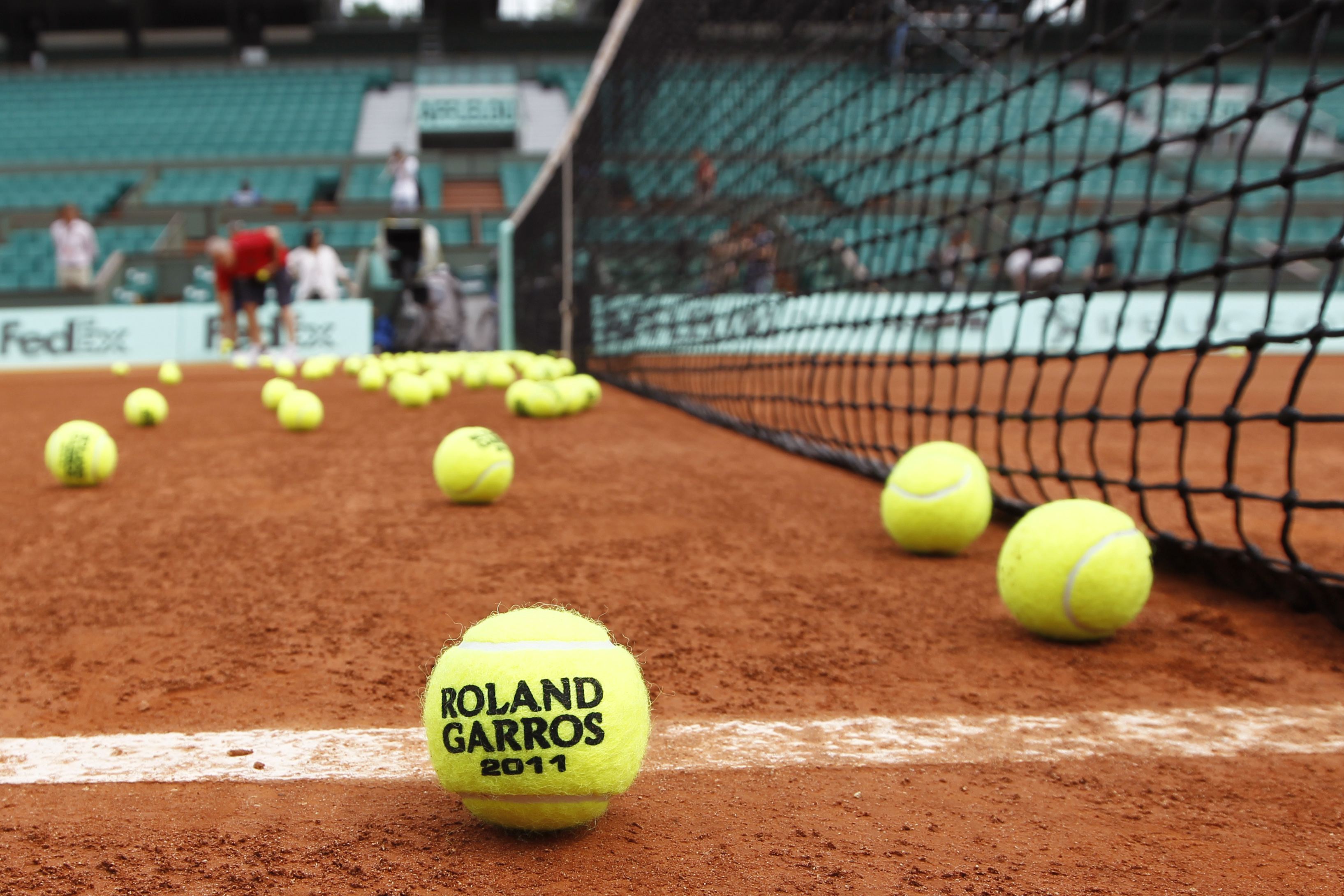 Тенниса 40. Мячи Babolat Roland GARROS. Roland GARROS мяч теннисный. Babolat теннисные мячи French open all Court. Roland GARROS Court 2022.