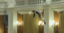 Adrian Sobaru se arunca de la balcon in Parlament