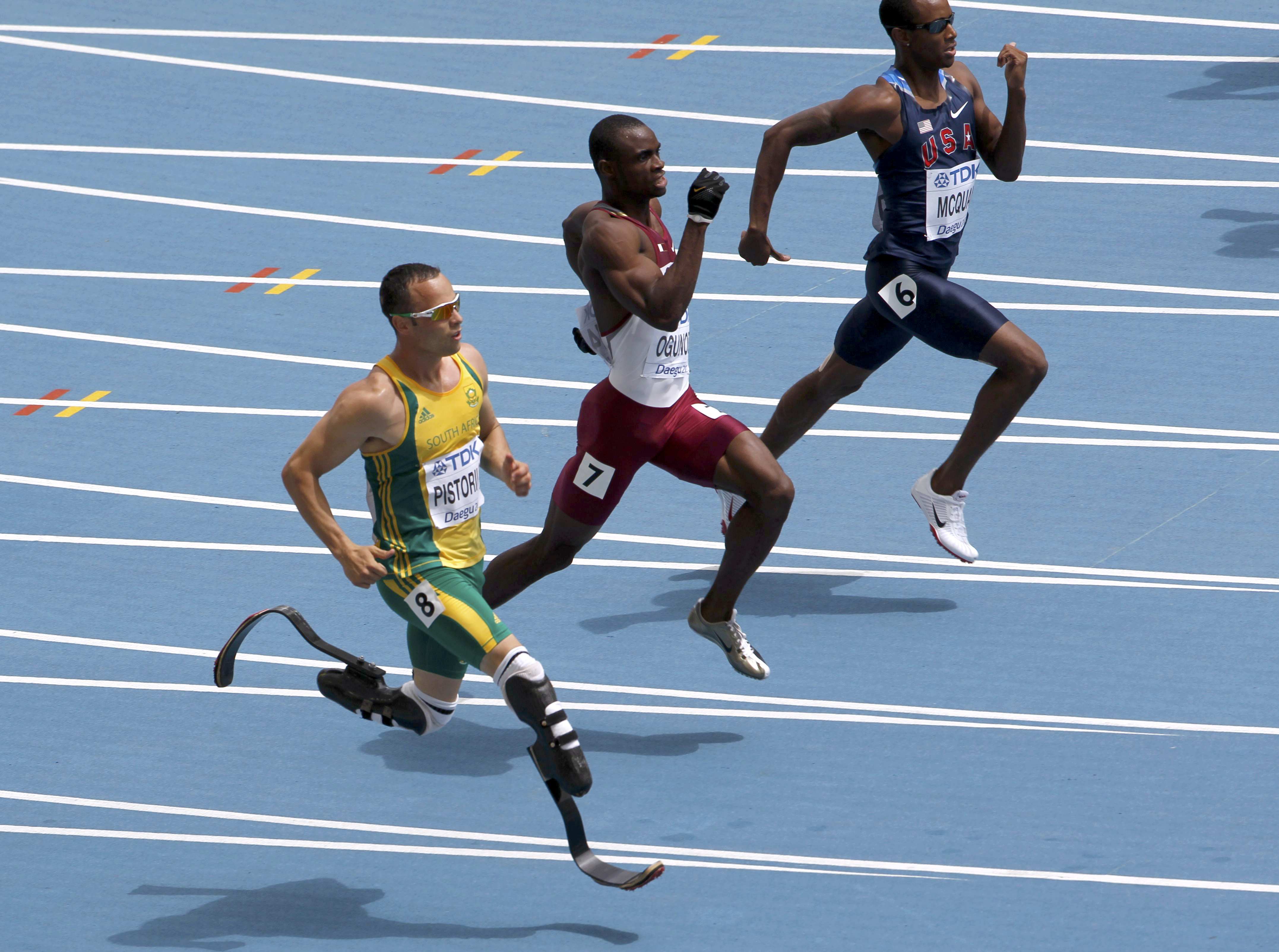 Ои людей. Писториус бегун паралимпиец. Бегун паралимпиец Оскар Писториус 2004. Оскар Писториус южноафриканский Спринтер. Оскар Писториус фото.