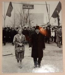 Fotografie a cuplului Ceausescu parasind Sectia de votare nr. 1 din Bucuresti, anii '80