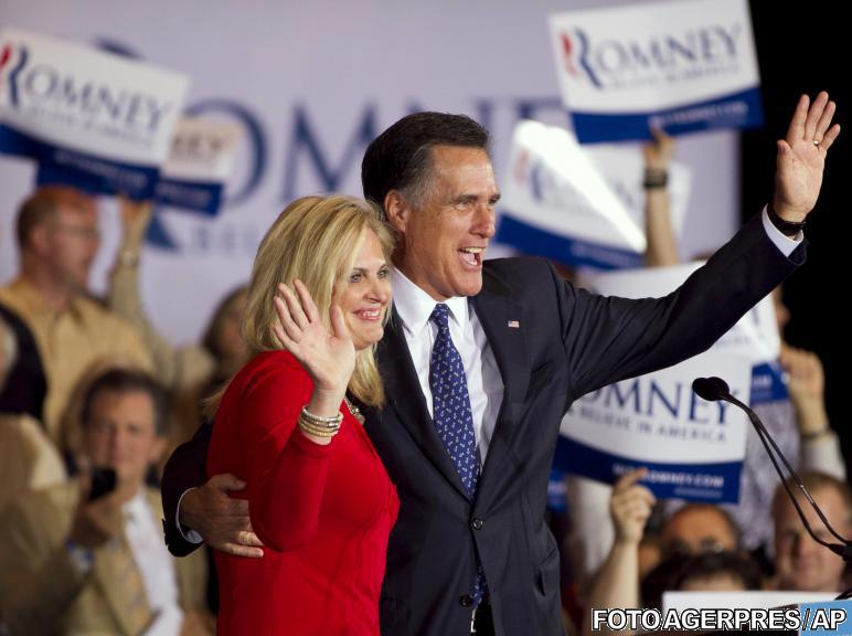 Mitt Romney alaturi de sotia sa, dupa victoria din Illinois