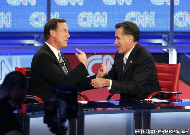 Rick Santorum (stanga) si Mitt Romney 