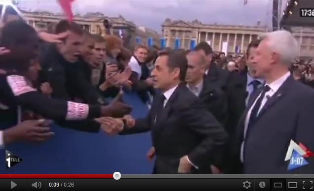 Sarkozy in timp ce-si pune ceasul in buzunar