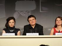 Cristian Mungiu si actritele Cristina Flutur (st.) si Cosmina Stratan (Cannes)