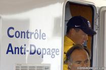 Lance Armstrong dupa controlul antidoping din Turul Frantei (2002)