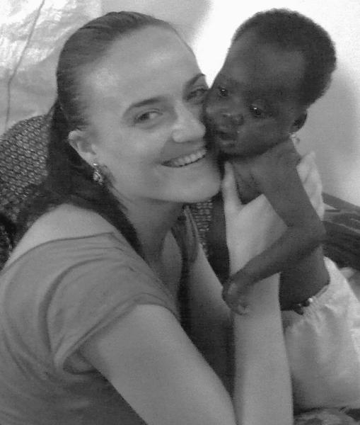 dr. Lavinia Orac si Jasmine, o pacienta de 2 ani din Africa