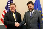 Dan Mullaney, negociatorul-sef al SUA, si Ignacio Bercero, seful echipei de negociere a UE