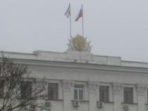 Steagul Rusiei pe cladirea Parlamentului din Crimeea