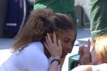 Serena Williams verificata de medici inainte de meciul de dublu