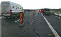 Fisura in asfaltul autostrazii Orastie - Sibiu lot 3