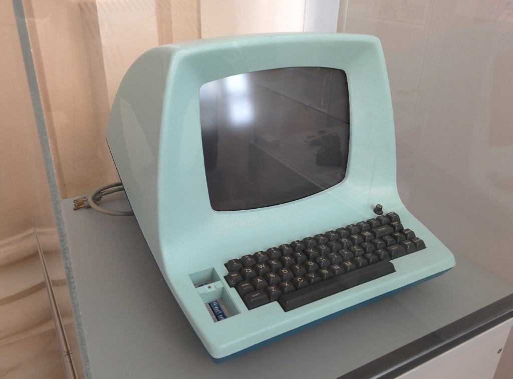 Exactly Cut field FOTOGALERIE Despre vechi masini de calcul si despre istoria PC-urilor pe  vremea lui Ceausescu, intr-o expozitie deschisa pe 24 aprilie - HotNews.ro