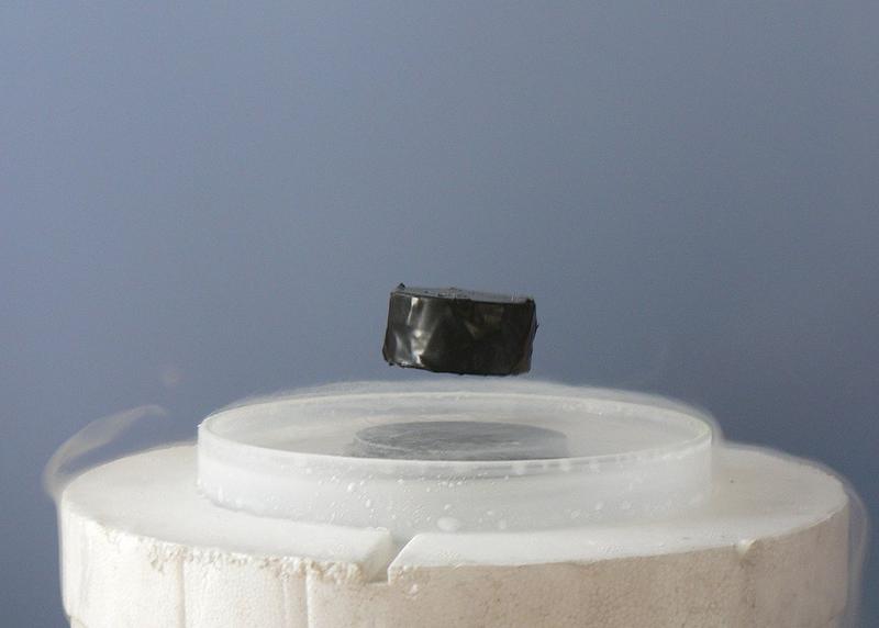Magnet levitand deasupra unui superconductor la temperaturi "inalte"