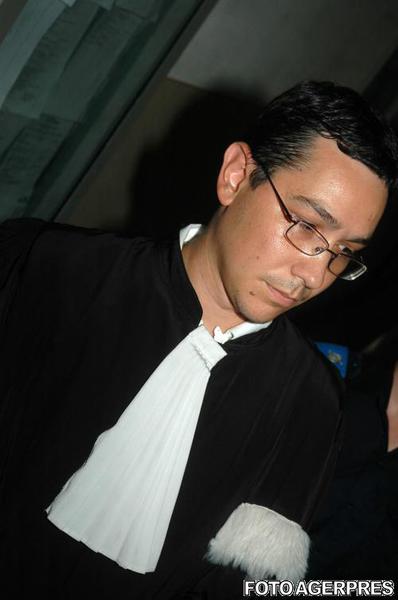 Victor Ponta, in roba de avocat