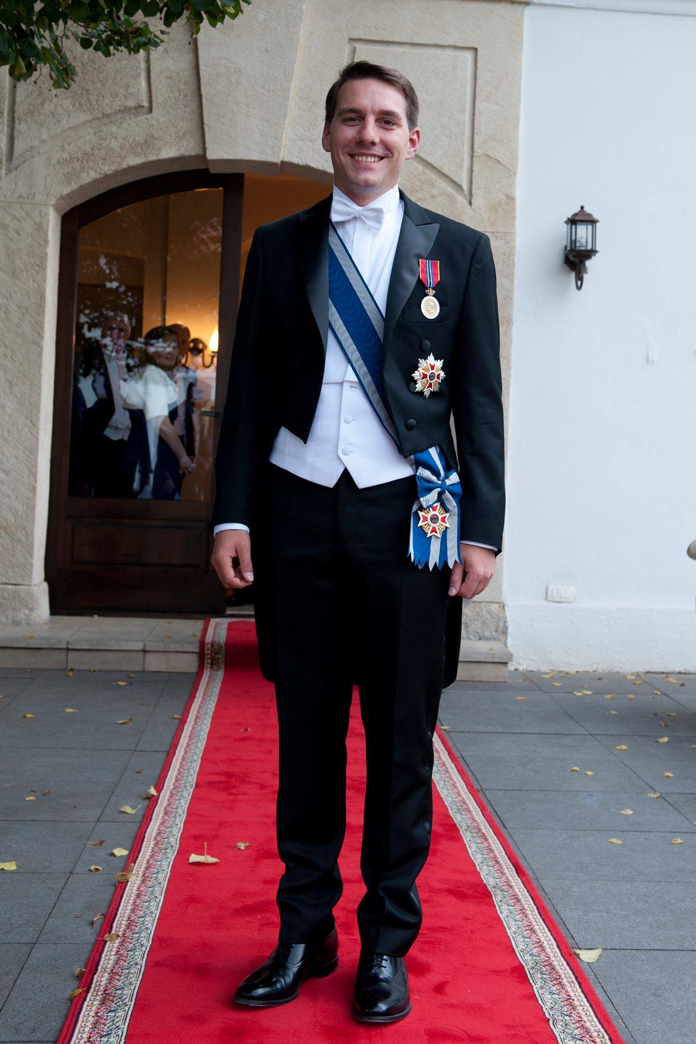 Firefighter Vandalize bypass PROFIL Principele Nicolae, singurul nepot al Regelui Mihai, vazut pana  astazi ca principalul succesor la tronul Romaniei. De la copilul care facea  cu mana multimii din Piata Universitatii in 1992, la excluderea