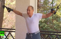 Vladimir Putin facand exercitii fizice in resedinta sa din Soci