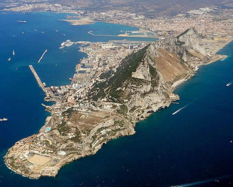 Gibraltarul, o fasie de pamant detinuta de Marea Britanie in Peninsula Iberica
