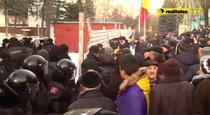 Protestatari zgaltaie un gard din fata Parlamentului