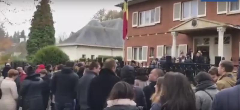 Moldovenii stau la coada pentru a vota la sectia din Bruxelles