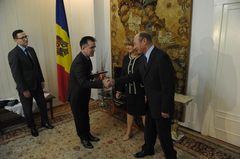 Traian Basescu si sotia sa, cetateni moldoveni