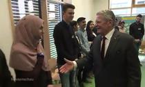 Tanara musulmana nu da mana cu presedintele german