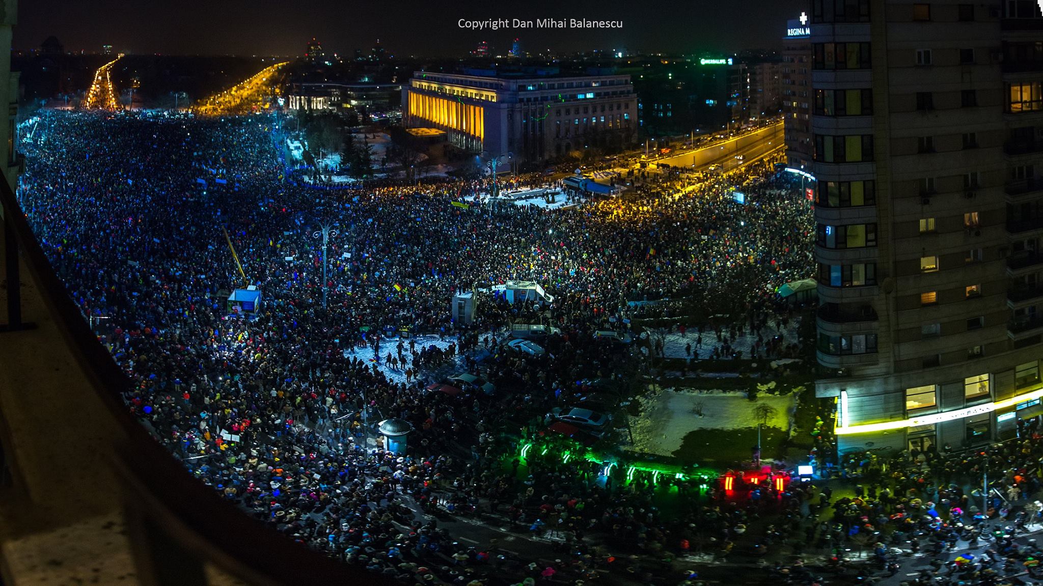 Openly West crane VIDEO Romanii fac istorie: cel mai mare protest din ultimii 25 de ani -  Circa 150.000 de oameni au iesit miercuri in Piata Victoriei: "Abrogati  si-apoi plecati!"/ Protestul a degenerat dupa ce