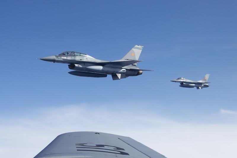 Avioane F16 ale RoAF in zbor