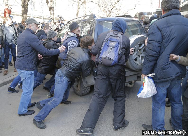 Protestatarii din Moscova incercand sa blocheze duba politiei in care a fost urcat Navalny