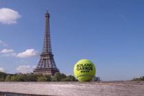 Tour Eiffel si mingea oficiala de la Roland Garros