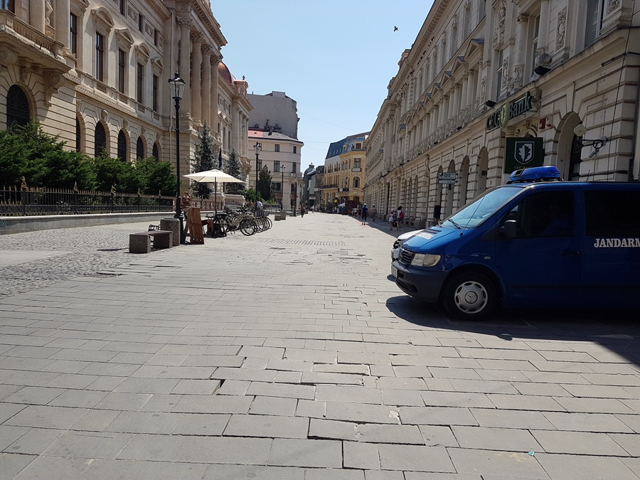 Dim Materialism incident FOTO Cum arata Lipscani - cea mai importanta strada din centrul istoric:  trotuare sparte, blocate de masini, pereti murdari - HotNews.ro