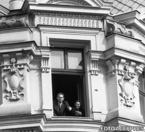 14 Regele Mihai saluta multimea de la balconul hotelului Continental 1992