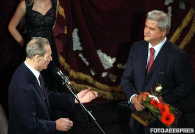 17Inmanarea premiului Omul anului 2003 premierului Adrian Nastase de catre Regele Mihai I