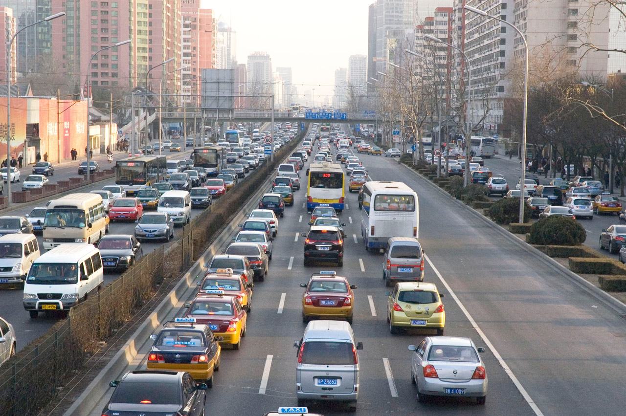Час пик на дорогах. Пекин в час пик. Пекин в час пик улица. Машина на дороге в городе. Автомобильное движение.