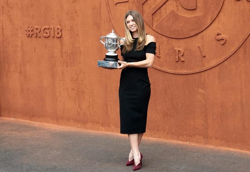 Simona Halep si trofeul de la Roland Garros (2)