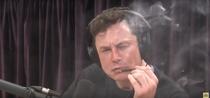 Elon Musk a fumat un joint in direct